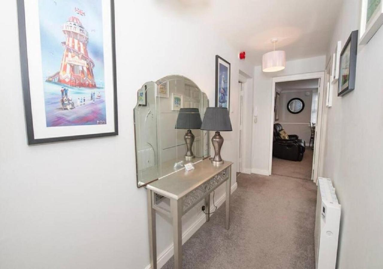 Pelican-Stylish 2-Bed Apartment Close To Beach & Town Scarborough Bagian luar foto