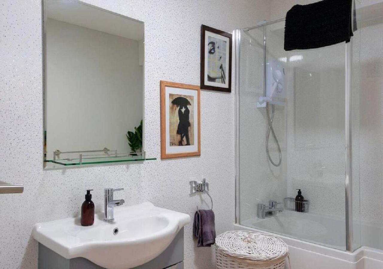 Pelican-Stylish 2-Bed Apartment Close To Beach & Town Scarborough Bagian luar foto