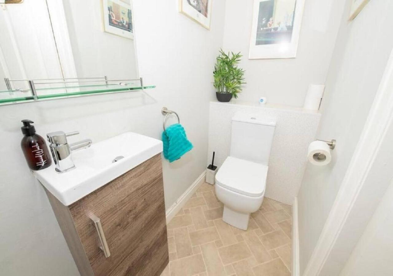 Pelican-Stylish 2-Bed Apartment Close To Beach & Town Scarborough Bagian luar foto