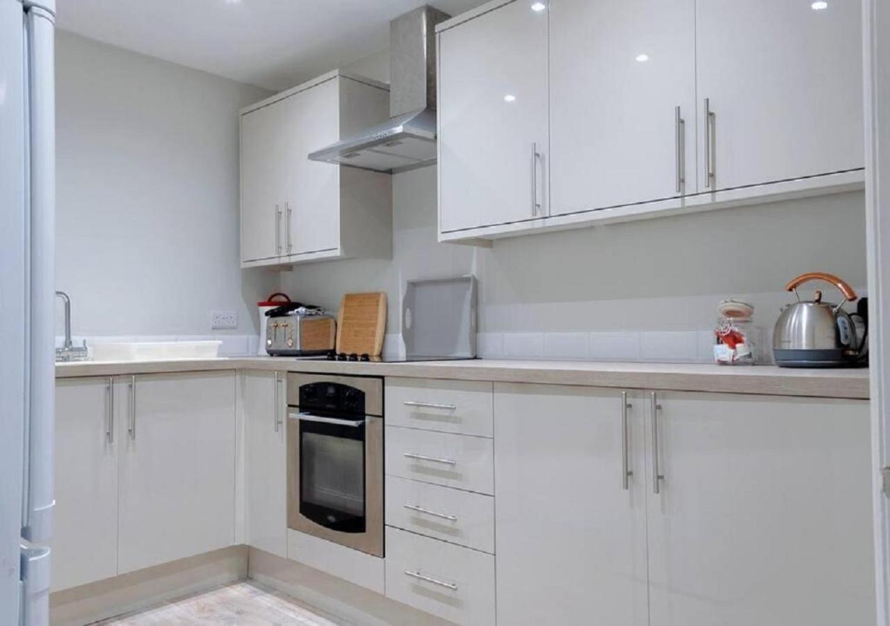 Pelican-Stylish 2-Bed Apartment Close To Beach & Town Scarborough Bagian luar foto