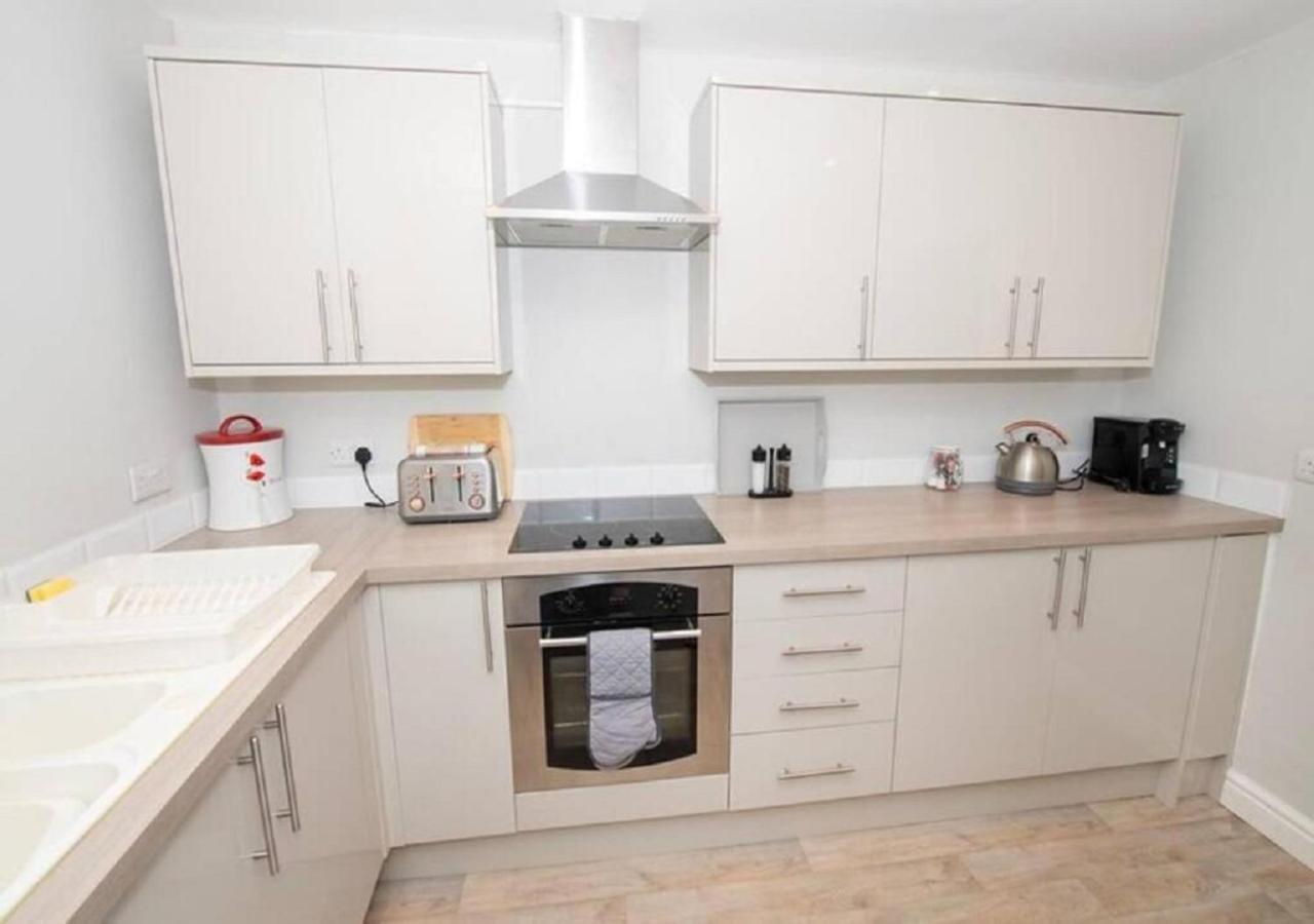 Pelican-Stylish 2-Bed Apartment Close To Beach & Town Scarborough Bagian luar foto