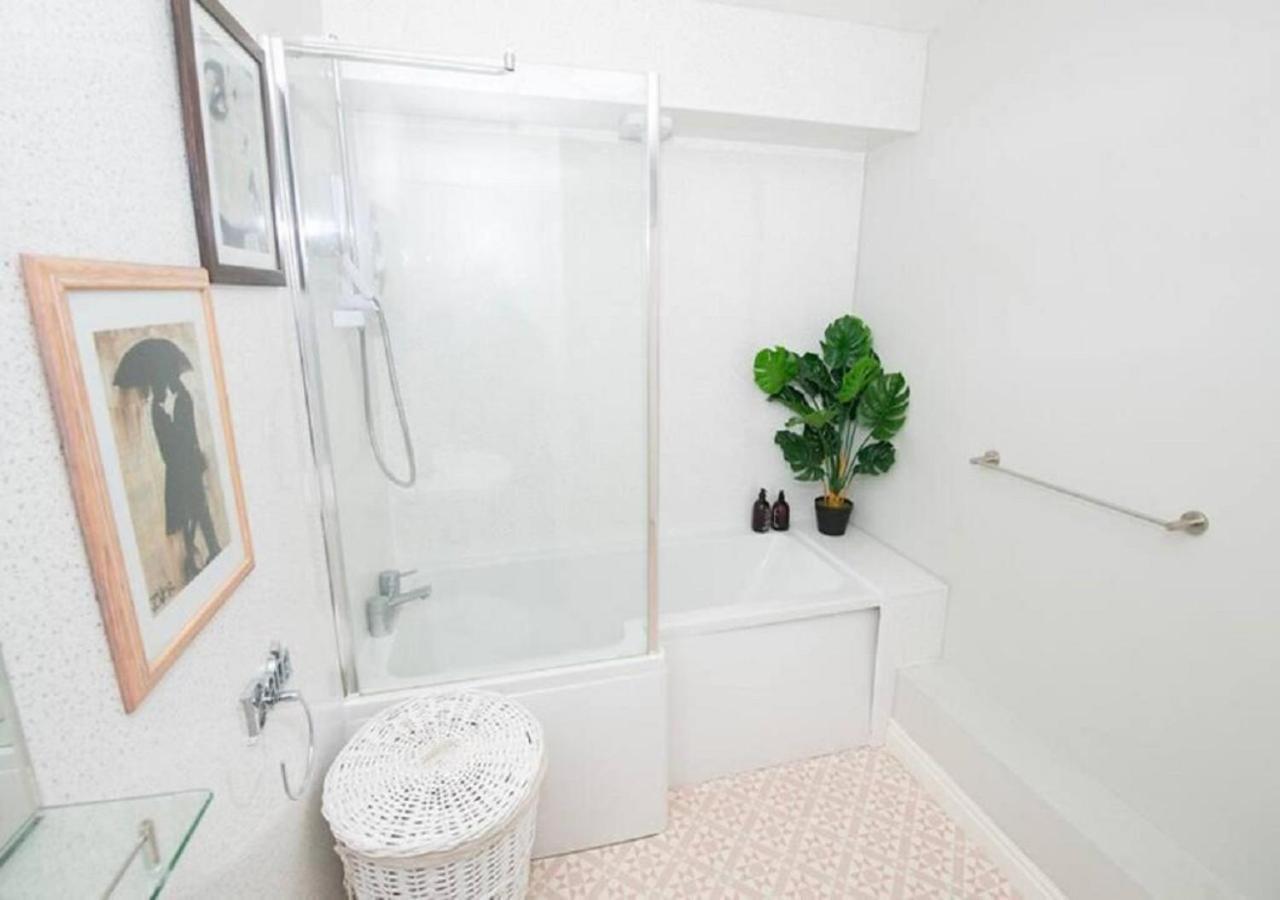 Pelican-Stylish 2-Bed Apartment Close To Beach & Town Scarborough Bagian luar foto