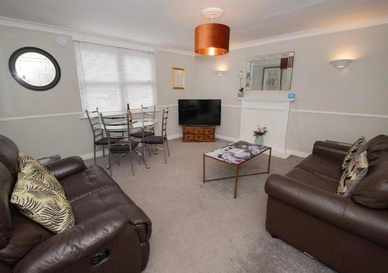 Pelican-Stylish 2-Bed Apartment Close To Beach & Town Scarborough Bagian luar foto